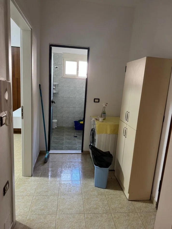 Tirane, jepet me qera apartament 1+1+Ballkon Kati 2, 65 m² 450 € (rruga 5 Maj)