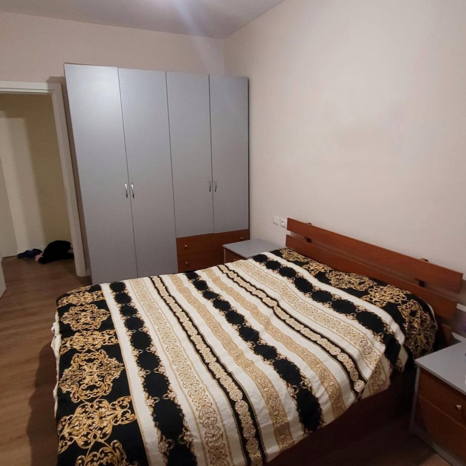 Tirane, jepet me qera apartament 2+1+Ballkon Kati 3, 90 m² 600 € (Fusha e Aviacionit)