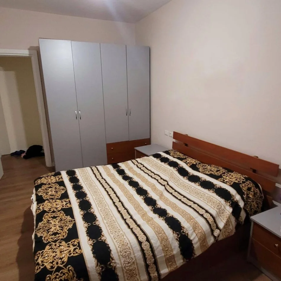 Tirane, jepet me qera apartament 2+1+Ballkon Kati 3, 90 m² 600 € (Fusha e Aviacionit)