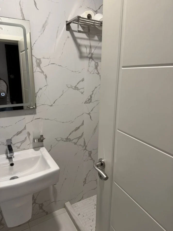 Tirane, jepet me qera apartament 1+1+Ballkon Kati 5, 65 m² 550 € (rruga 5 Maj)