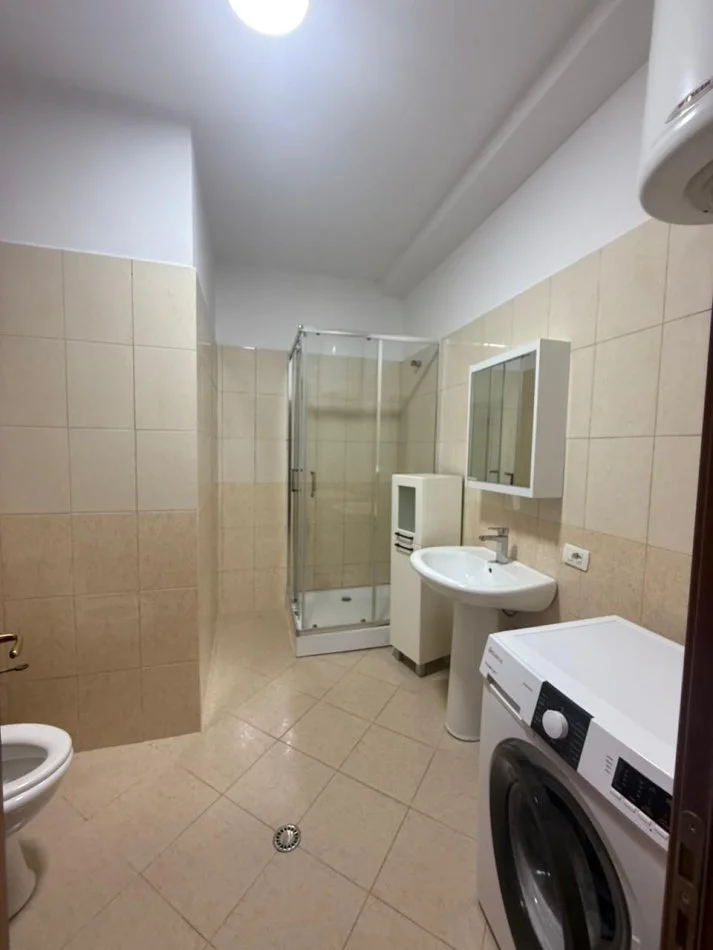 Tirane, jepet me qera apartament 2+1+Ballkon Kati 7, 100 m² 60.000 leke