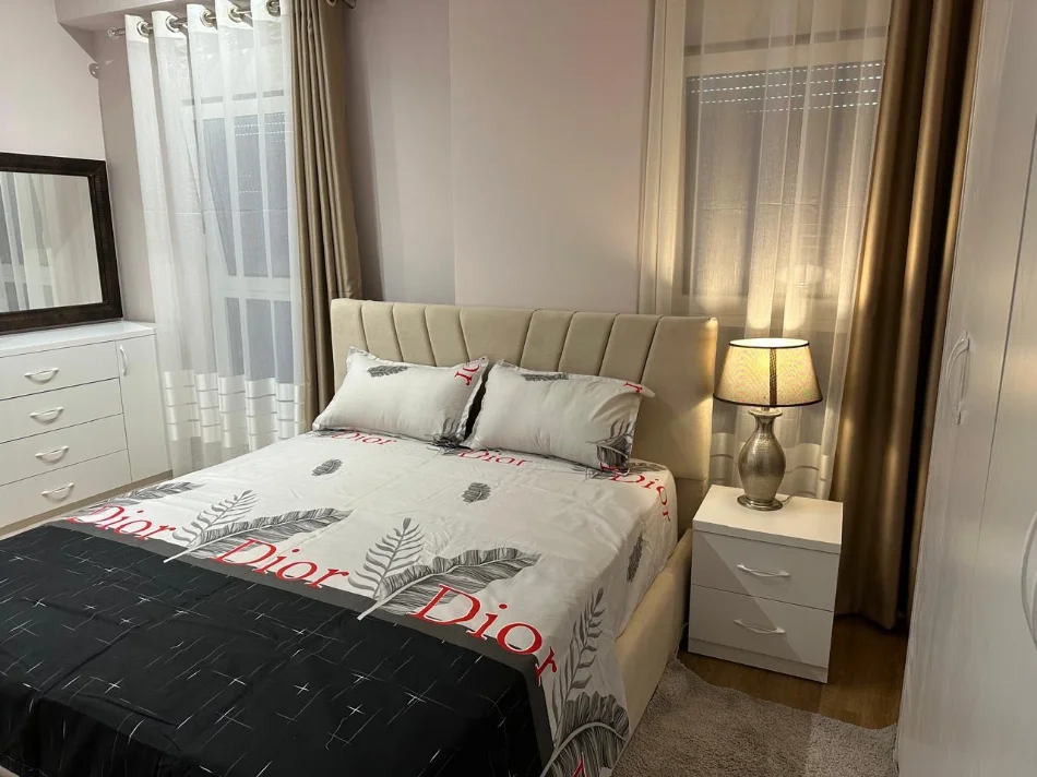 Tirane, jepet me qera apartament 1+1 Kati 1, 50 m² 350 € (Rezidenca Kaimi)