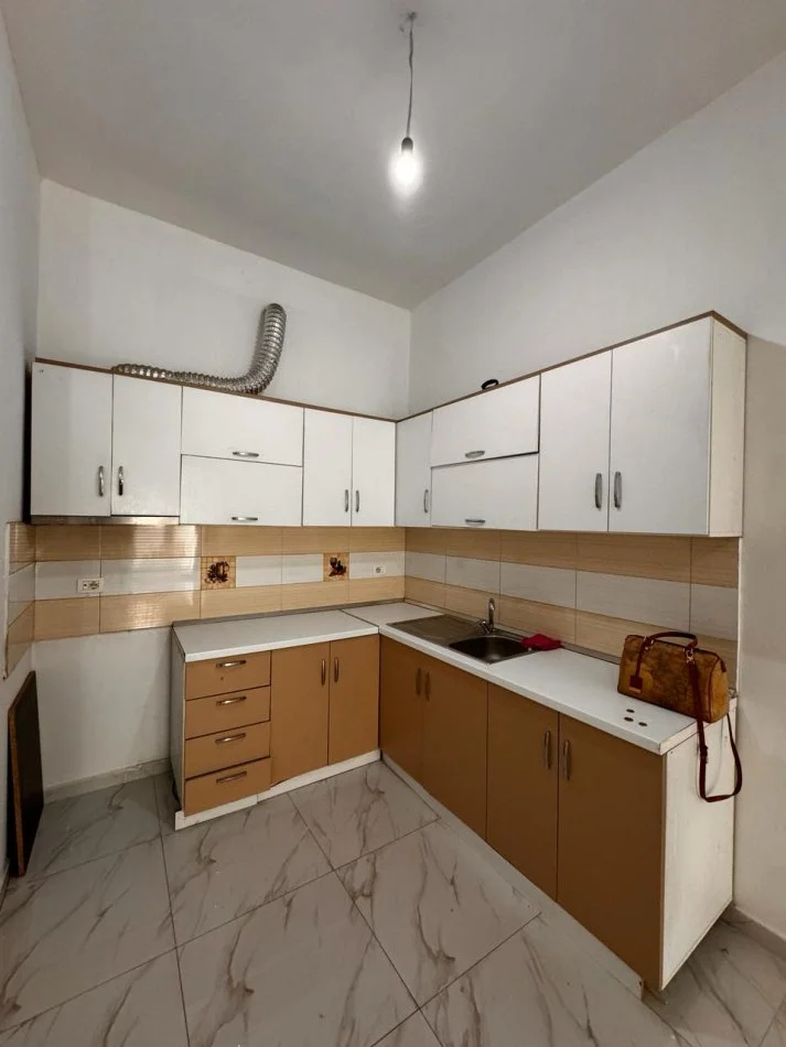 Tirane, jepet me qera apartament 1+1+Ballkon Kati 2, 70 m² 400 € (bulevardi migjeni yzberisht)