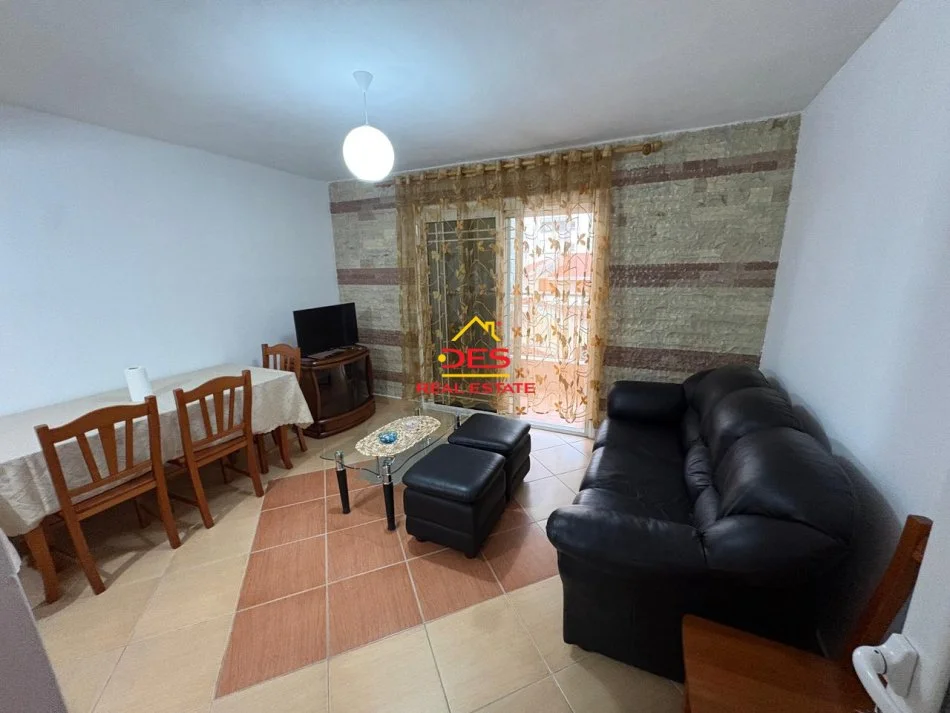 Vlore, jepet me qera apartament 1+1+Ballkon Kati 5, 57 m² 280 € (Rruga Dush Strati)