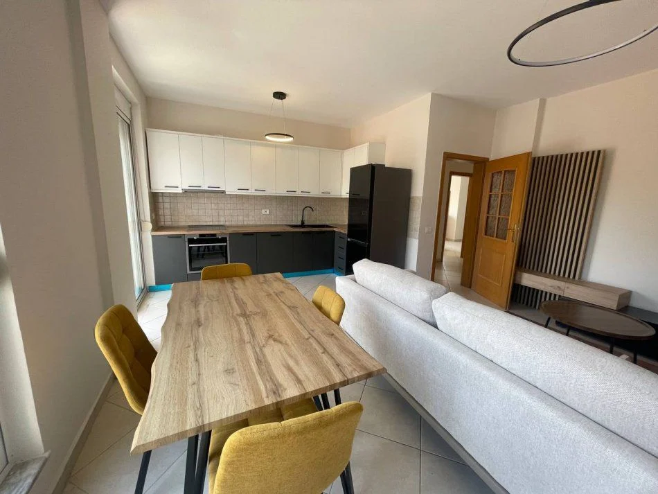 Tirane, jepet me qera apartament 2+1+Ballkon Kati 3, 110 m² 850 € (Rruga e Kavajes)