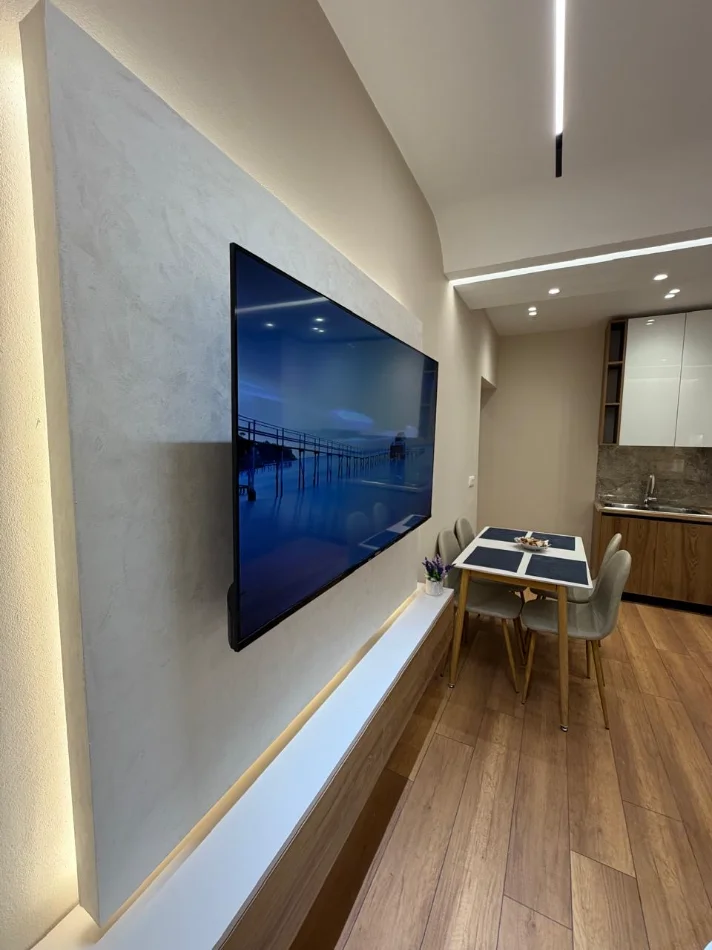 Tirane, jepet me qera apartament 1+1+Ballkon Kati 3, 65 m² 650 € (Rruga Hoxha Tahsim)