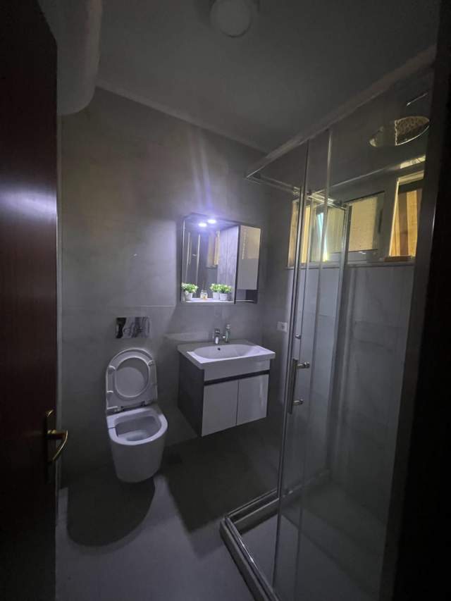 Tirane, jepet me qera apartament 3+1+A+BLK Kati 9, 126 m² 700 Euro (Komuna e Parisit)