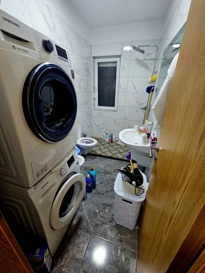 Tirane, jepet me qera apartament 1+1+Ballkon Kati 8, 65 m² 600 € (Kompleksi Kontakt, 21 Dhjetori)