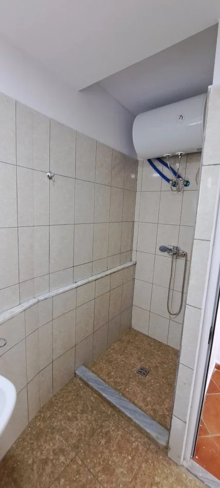 Tirane, jepet me qera shtepi 1+1 Kati 1, 65 m² 450 € (rruga e Dibres)