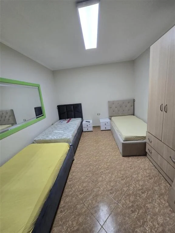 Jepet apartament 1+1 me qera 480 euro ne fillim te rr mine peza , perballe Gazhelit