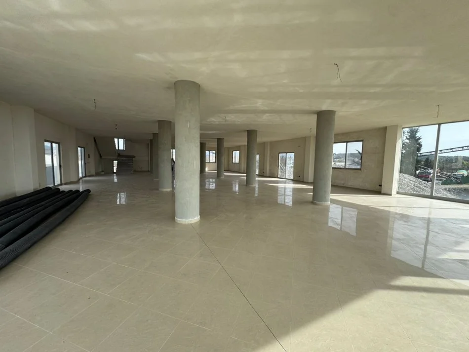 Durres, jepet me qera magazine Kati 1, 800 m² 500 € (Autostrada Kavajes)