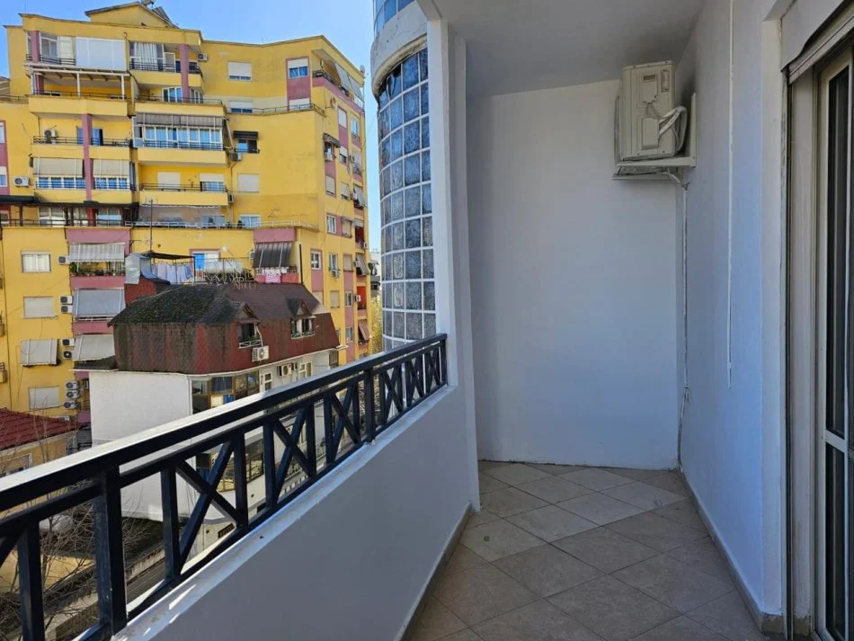 Tirane, jepet me qera apartament 2+1+Ballkon Kati 3, 600 € (Tek shkolla Siri Kodra)