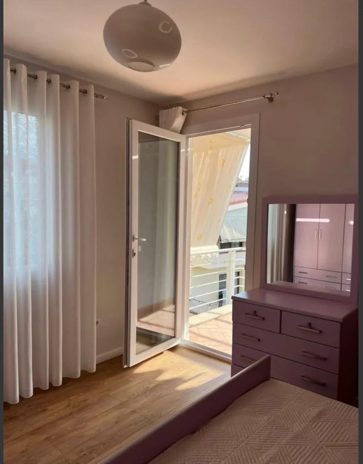 Tirane, jepet me qera apartament 2+1+Ballkon Kati 2, 100 m² 800 € 