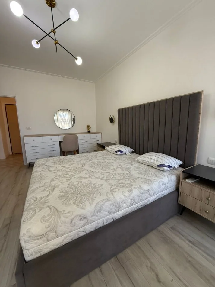 Tirane, jepet me qera apartament 2+1+Ballkon Kati 2, 750 € (Stacioni Trenit)