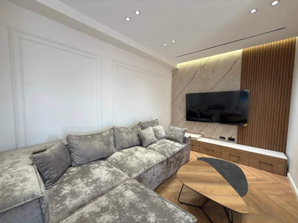 Tirane, shitet apartament 2+1+Ballkon Kati 7, 101 m² 252.000 € (Bulevardi bajram curri)