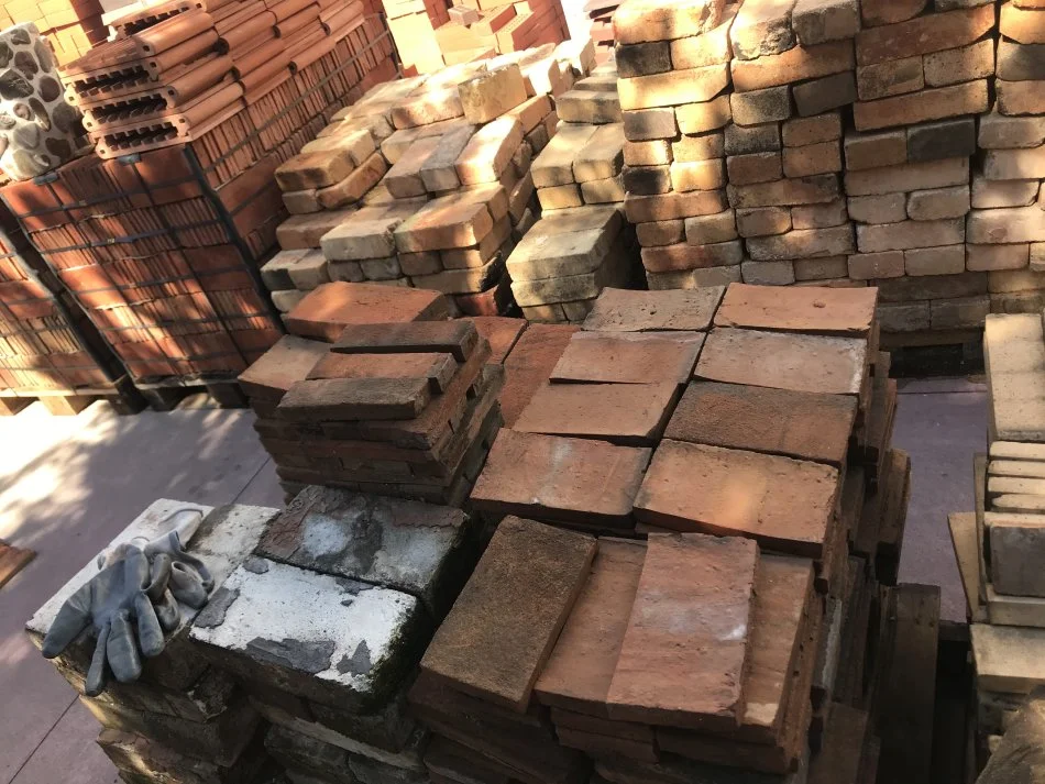 Aksesor dekorues balte, vazo lulesh te dekoruara me gure, panorama balte, oxhaqe, furra, tulla shamat te teja dhe te perdorura, pllaka balte veshjeje ambjentesh te ndryshme. etj..🤲🤲🤲