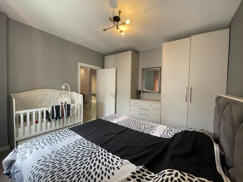 Tirane, jepet me qera apartament 2+1 Kati 8, 95 m² 700 € 