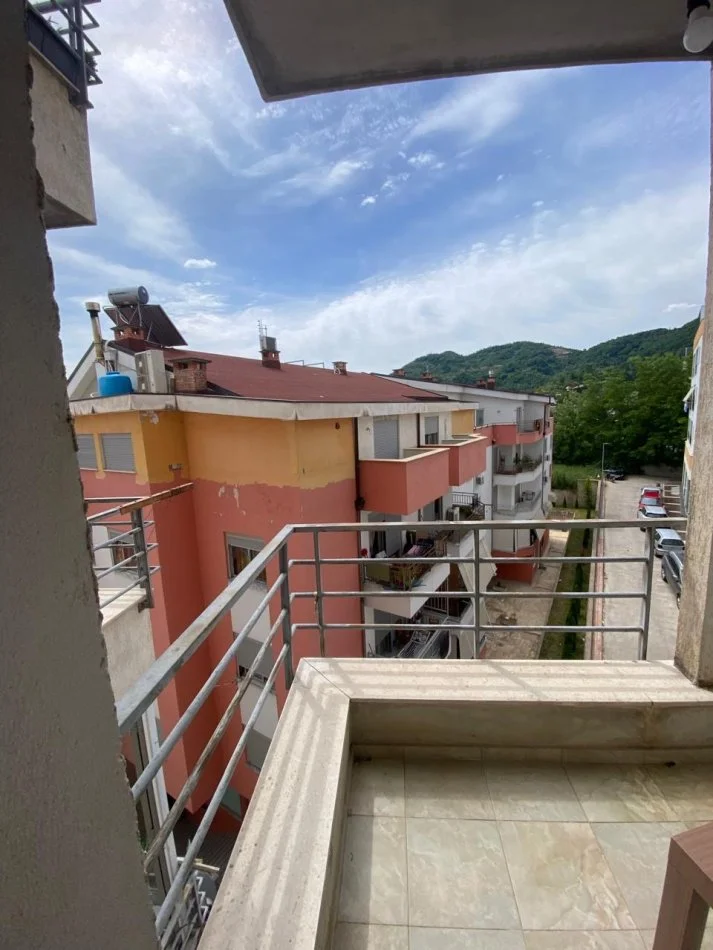 Tirane, jepet me qera apartament 2+1+Ballkon Kati 4, 90 m² 500 € (Liqeni i Thate Rruga Hamdi Sina)