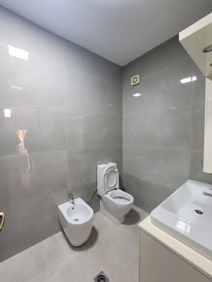Tirane, jepet me qera apartament 2+1+Aneks+Ballkon Kati 3, 119 m² 700 € (liqeni i that)