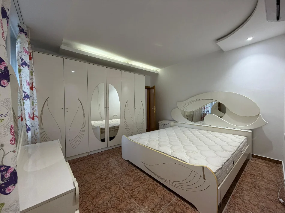 Tirane, jepet me qera 2+1 , 111 m² (Elbasan)