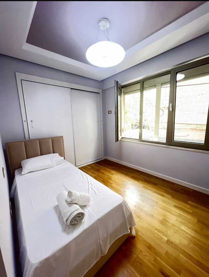 Tirane, jepet me qera apartament 2+1+Ballkon Kati 1, 100 m² 1.200 € (Rruga e Barrikades)