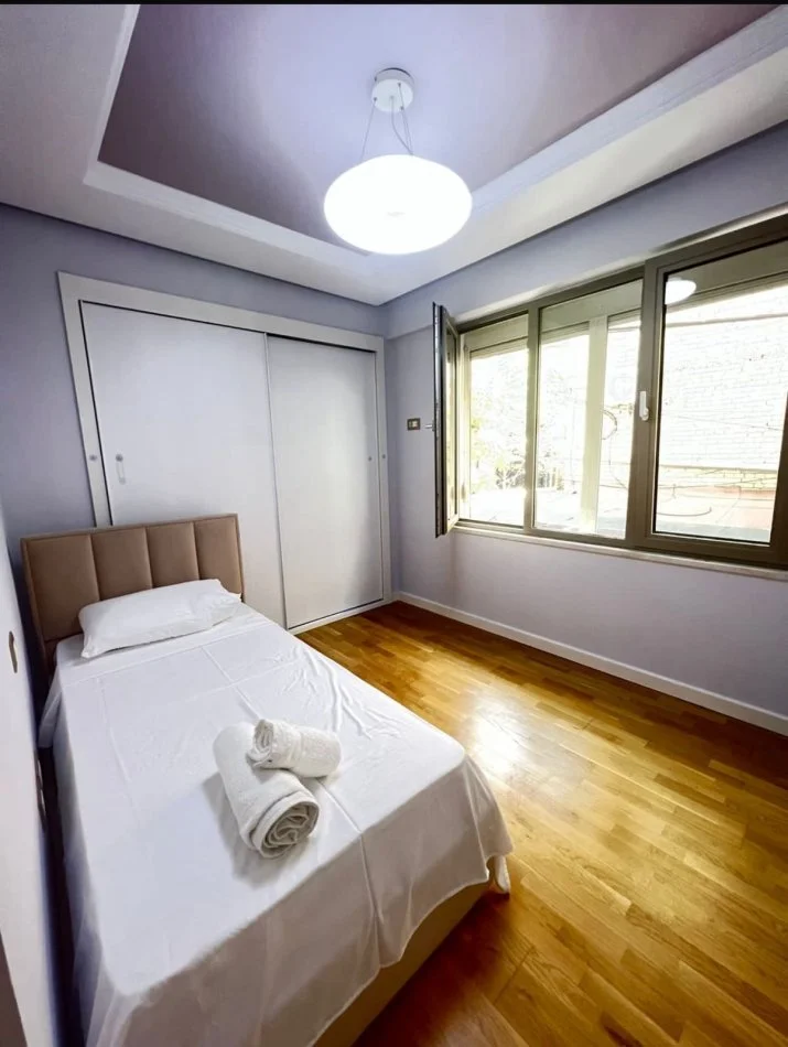 Tirane, jepet me qera apartament 2+1+Ballkon Kati 1, 100 m² 1.200 € (Rruga e Barrikades)