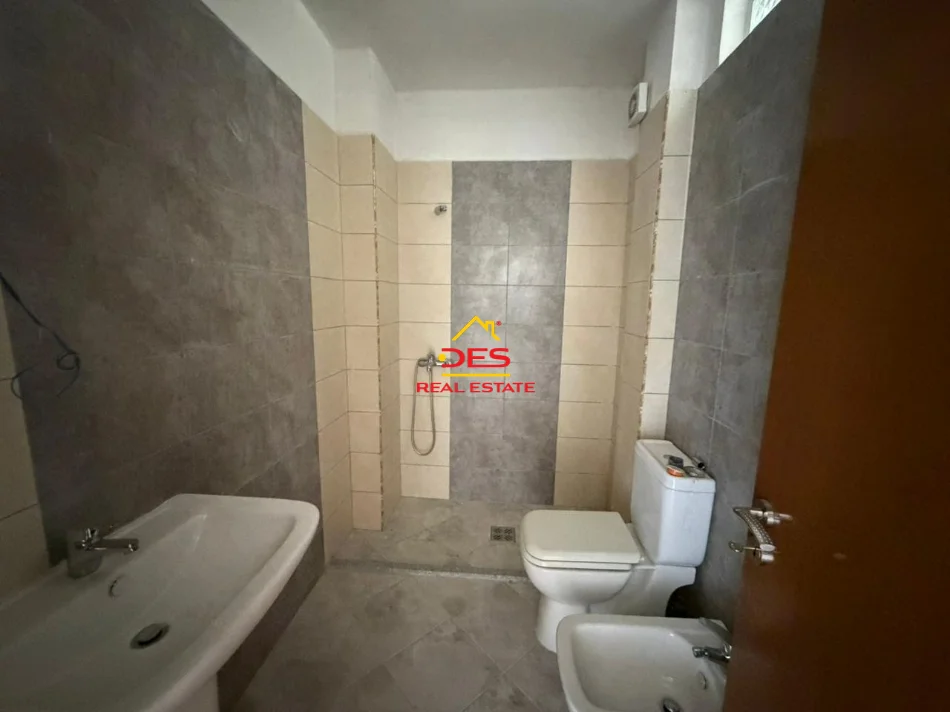 Vlore, shitet apartament 2+1+Ballkon Kati 3, 82 m² (Rruga Sazani)