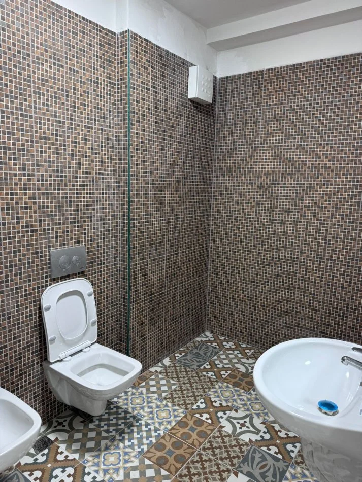 Tirane, jepet me qera apartament 1+1+Ballkon Kati 10, 70 m² 400 € (rruga Bedri Karapici)