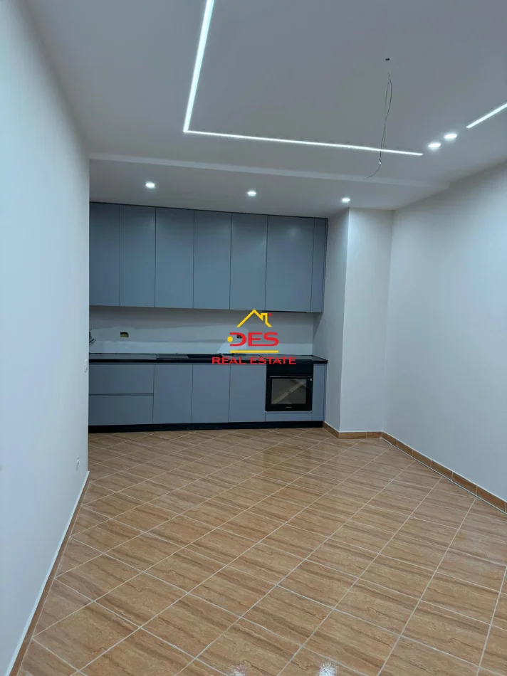 Vlore, jepet me qera apartament 1+1+Ballkon Kati 2, 70 m² 350 € (Rruga Sazani)