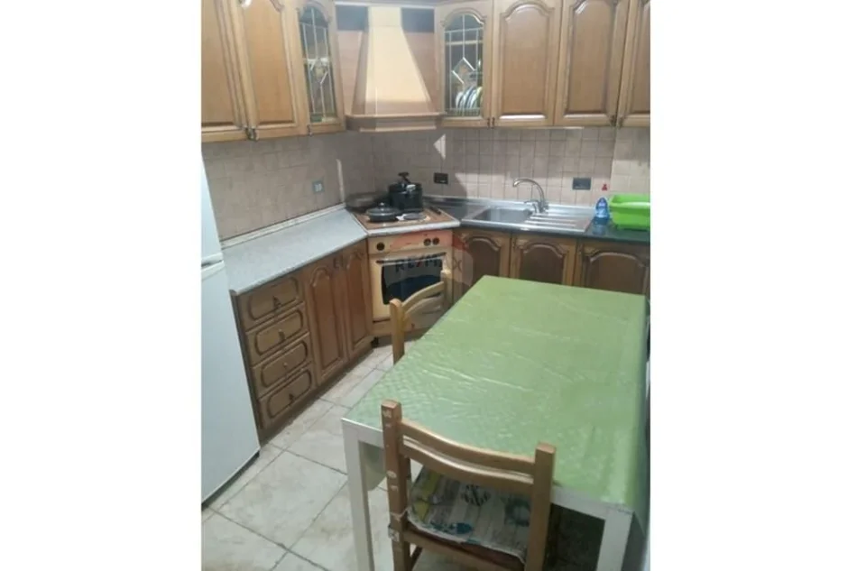 Tirane, jepet me qera apartament 2+1 Kati 5, 700 € (Prokuroria e Rrethit Tirane)