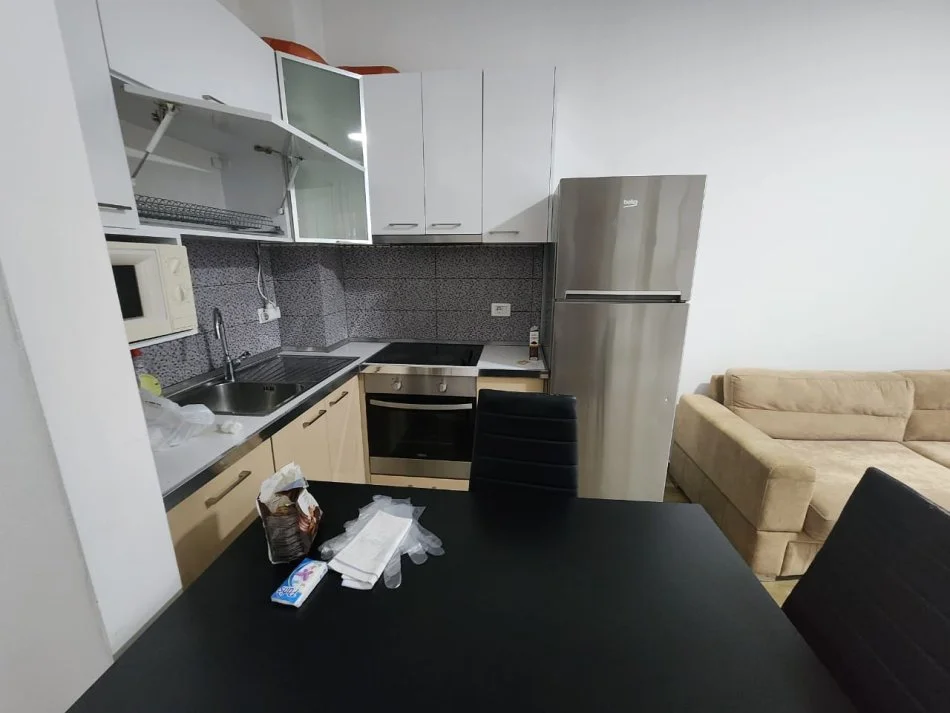 Tirane, jepet me qera apartament 1+1+Ballkon Kati 2, 60 m² 570 € (Komuna Parisit)