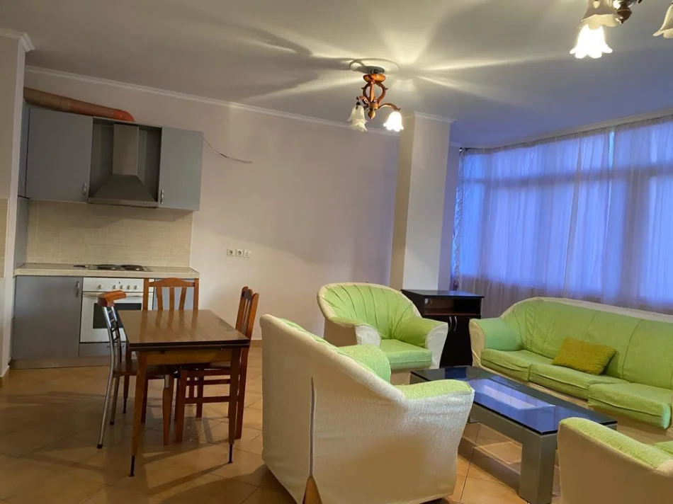 Tirane, ndarje qeraje me vajze shtepi 2+1+Ballkon Kati 3, 100 € 