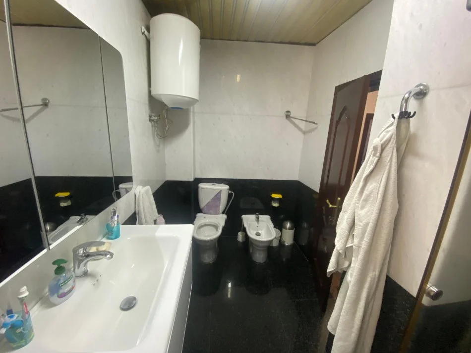 Tirane, jepet me qera apartament 2+1+Ballkon Kati 6, 112 m² 1.000 € (Bulevardi Zogu i Pare)