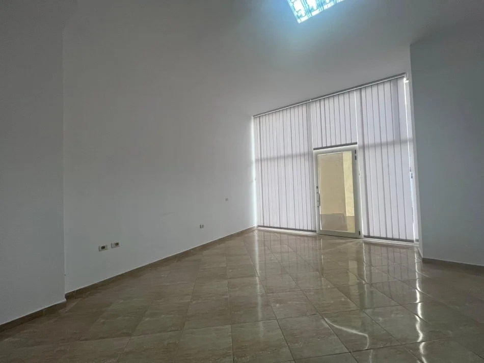 Tirane, jepet me qera dyqan Kati 0, 65 m² 450 € (Muhamet Deliu, Fresk)