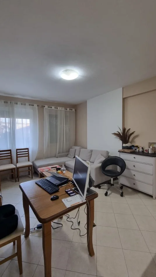 Tirane, jepet me qera apartament 1+1+Ballkon Kati 2, 49 m² 550 € (Petro Korcari)