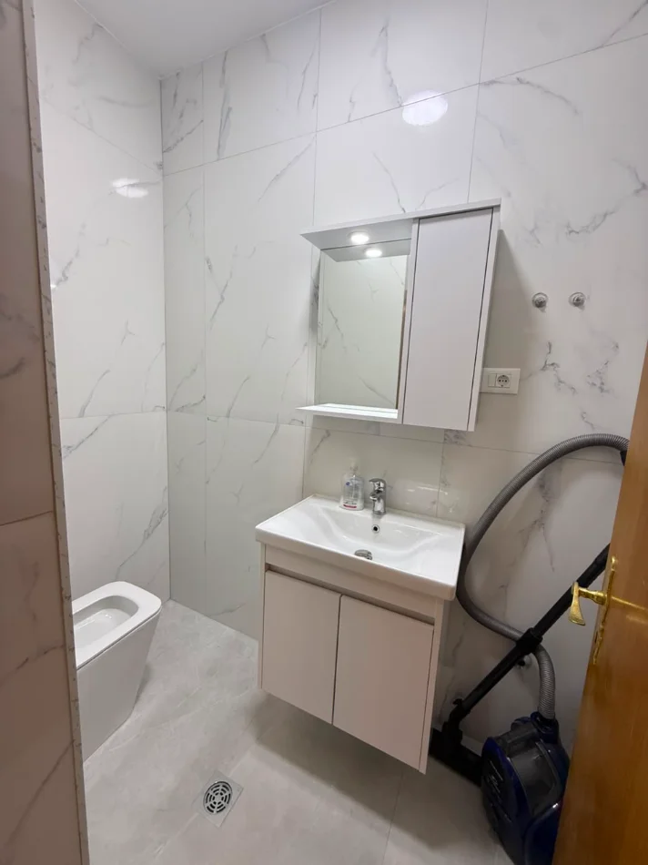 Tirane, jepet me qera apartament 2+1+Ballkon Kati 5, 94 m² 750 € (Rruga e Kosovareve)
