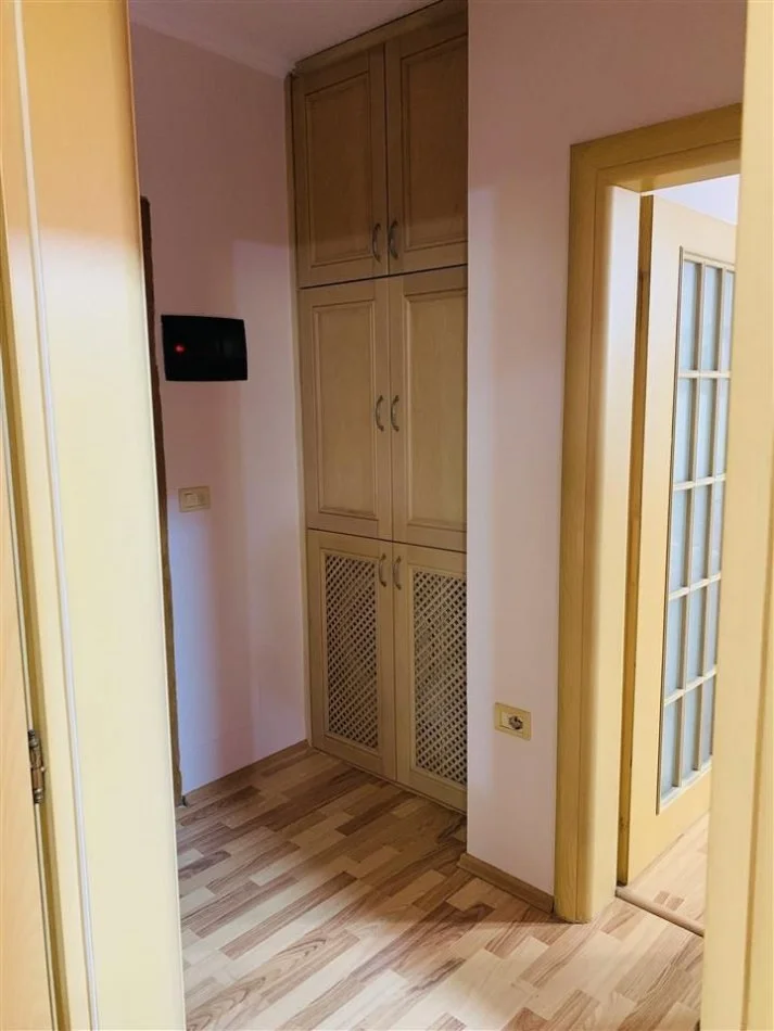 Tirane, jepet me qera apartament 2+1+Ballkon Kati 3, 60 m² 650 € (Rruges Fortuzi)