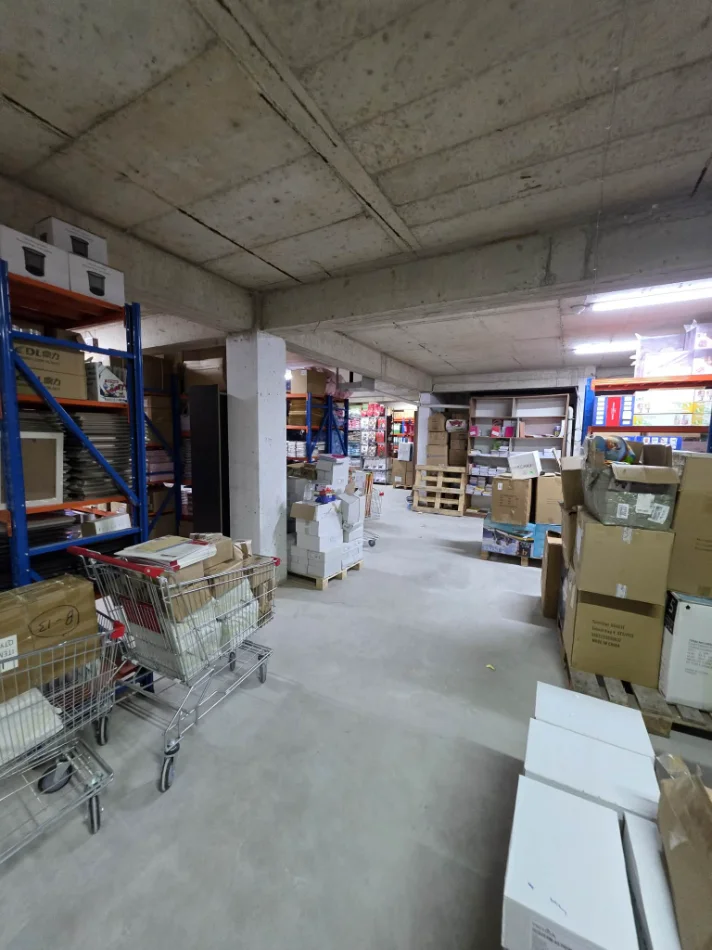 Tirane, shitet nga Pronari, pa-komision magazine Kati -1, 1.372 m² (rruga ardeno)