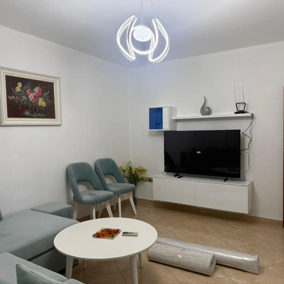 Tirane, jepet me qera apartament 1+1 Kati 2, 70 m² 550 € (21 Dhjetori prane Komisariatit te Policise)
