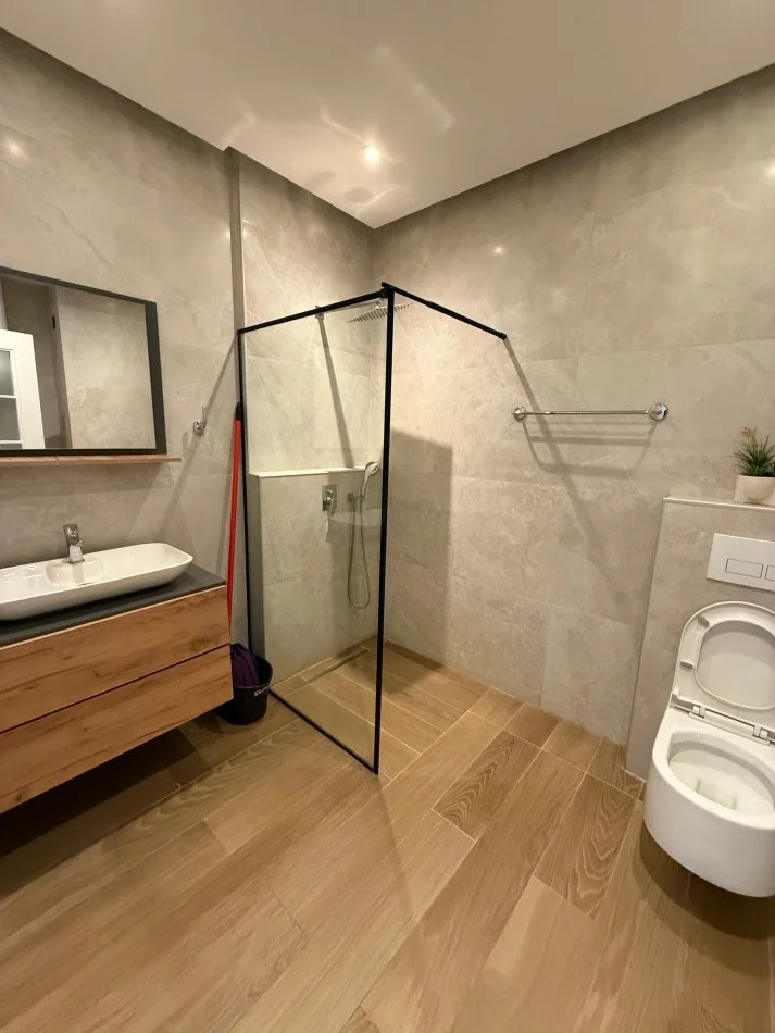 Tirane, jepet me qera apartament 2+1 , 85 m² 1.000 € (Bllok)