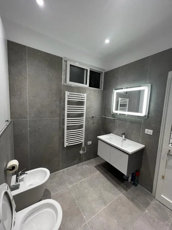 Tirane, jepet me qera apartament 2+1 Kati 1, 100 m² 700 € (Laprake)