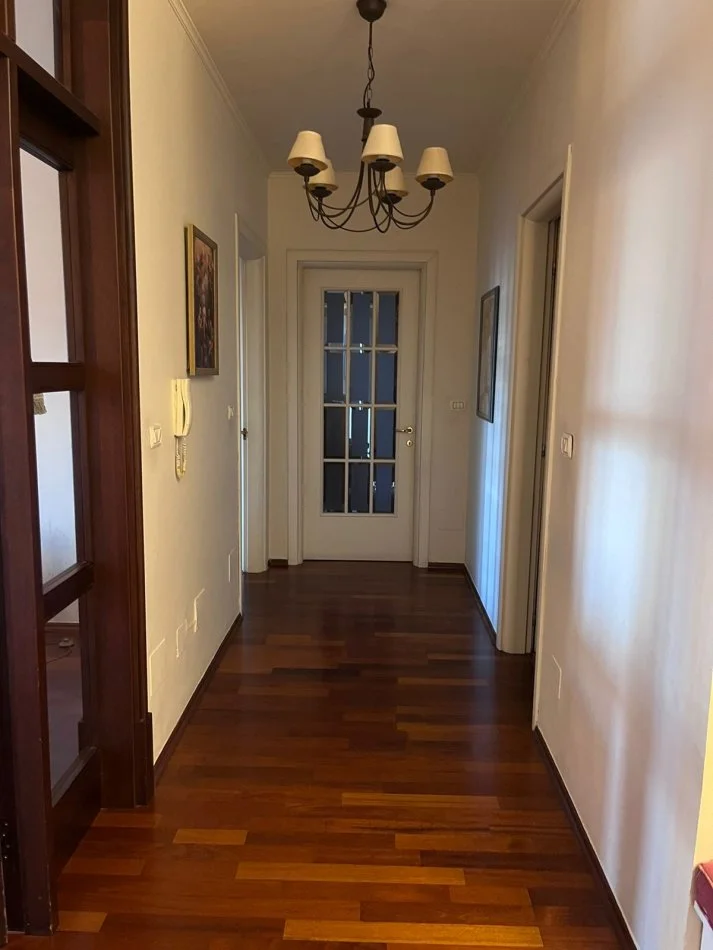 Tirane, jepet me qera apartament 2+1+Ballkon Kati 5, 120 m² 800 € (Rruga e Elbasanit)
