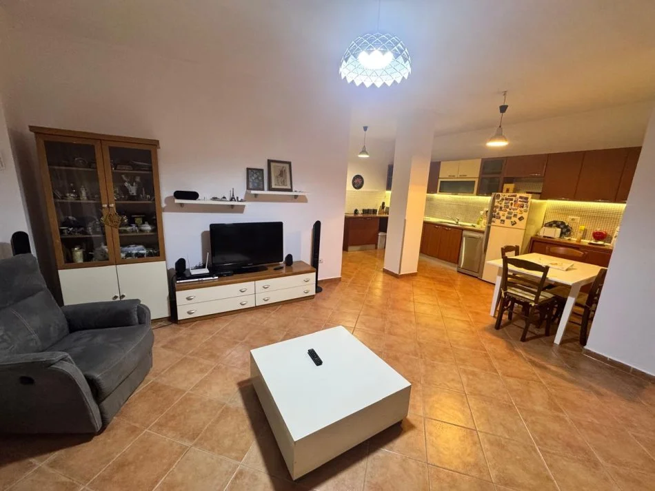 Tirane, jepet me qera apartament 2+1+Ballkon Kati 6, 100 m² 600 € (Materniteti i Ri ,Brryli)