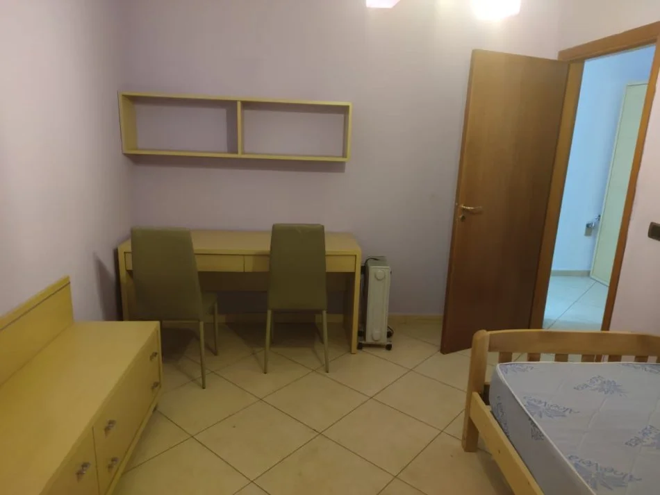 Tirane, jap me qera apartament 2+1+Ballkon Kati 4, 120 m² (Rruga Ferit Xhajko, prane ish Restorant Durresi)