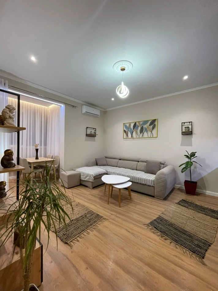 Tirane, jepet me qera apartament 1+1 Kati 3, 650 € (rruga e kavajes , 21 dhjetori)