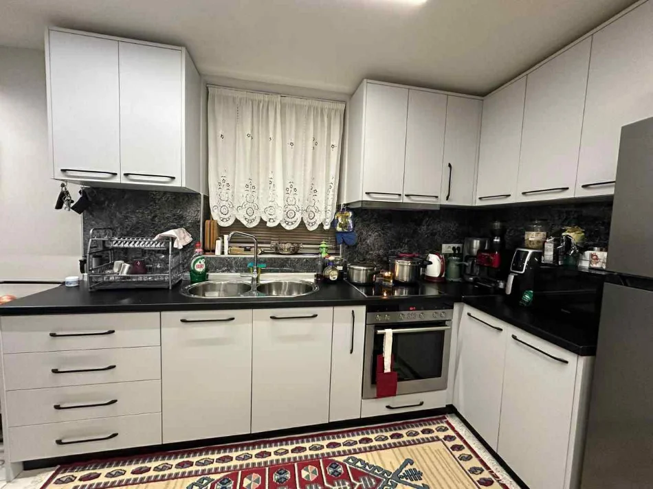 Tirane, jepet me qera apartament 1+1 Kati 0, 50 m² 500 € (Shkolla e Kuqe)