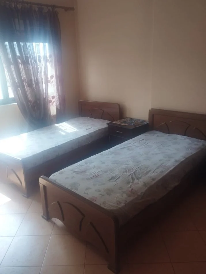 Tirane, jepet me qera apartament 2+1+Ballkon Kati 4, 90 m² 500 € (Rruga Ferit Xhajko)