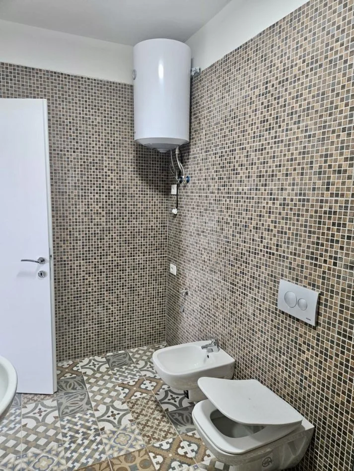 Tirane, jepet me qera apartament 1+1+Ballkon Kati 10, 70 m² 500 € (Kompleksi Golden Park)