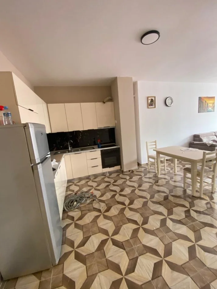 Tirane, jepet me qera apartament 2+1+Ballkon Kati 4, 90 m² 500 € (Liqeni i Thate Rruga Hamdi Sina)