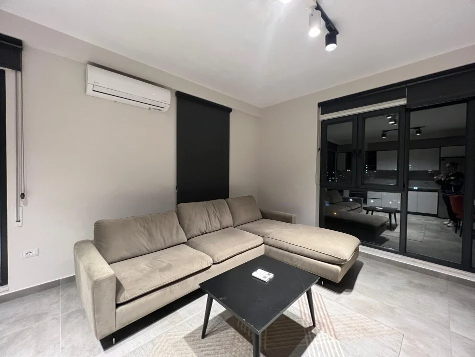 Tirane, jepet me qera apartament 1+1 Kati 3, 75 m² 700 € (Rruga E Elbasanit)